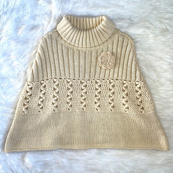 Anthro Sleeping on Snow cape - Picture 5 of 7